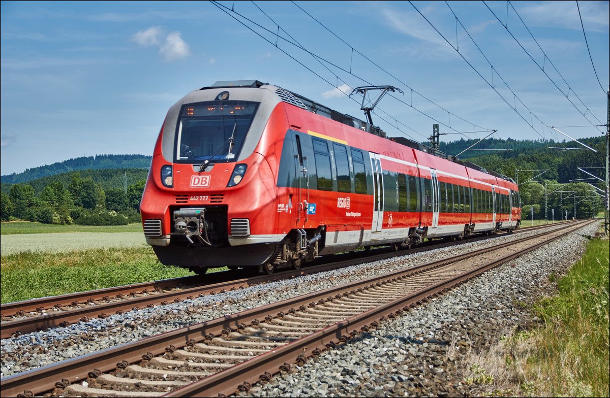 442 777 ist als RB in Richtung Coburg unterwegs,gesehen bei Stockheim am 21.06.2017.