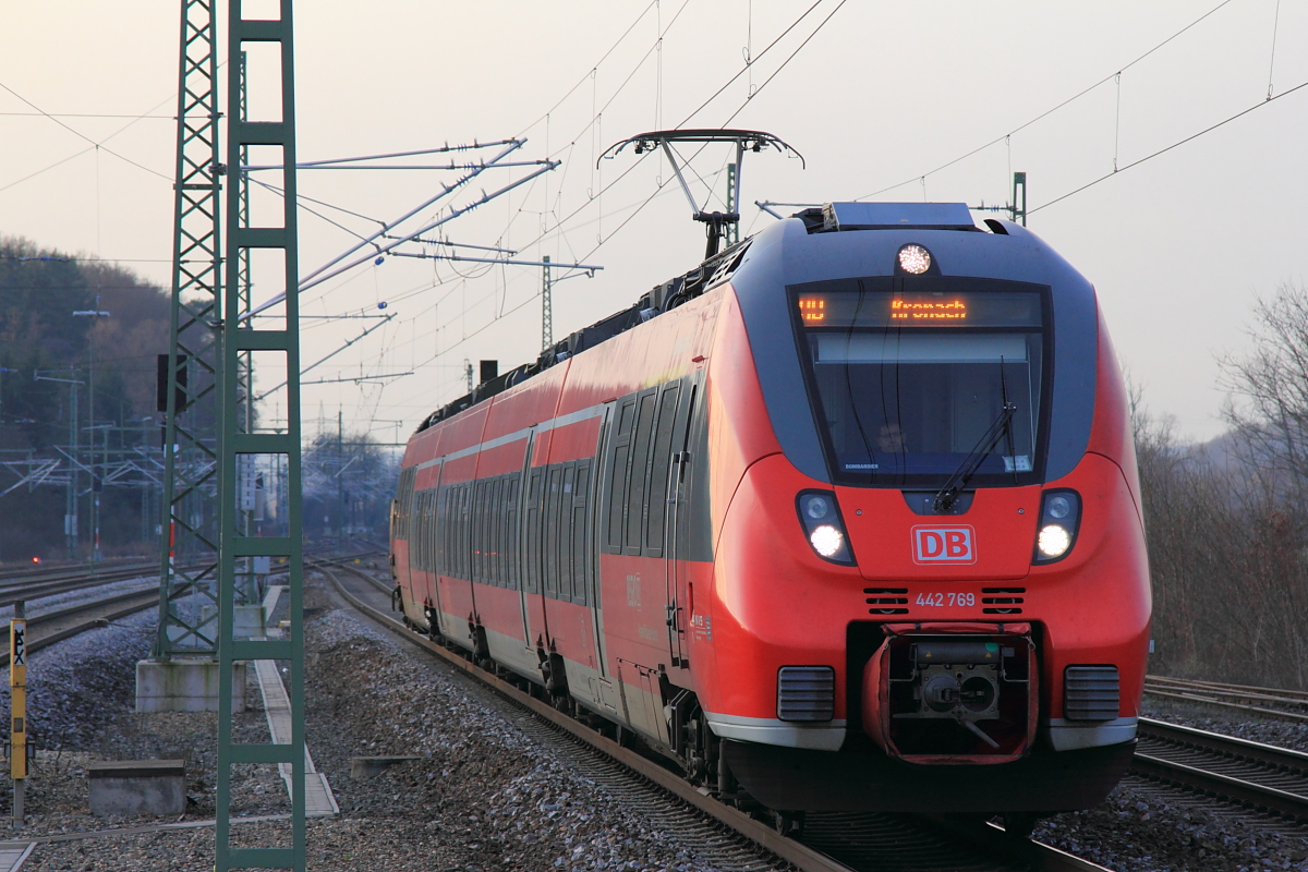 442 796 DB Regio in Hochstadt/ Marktzeuln am 27.12.2015. (Bild entstand vom Ende des Bahnsteigs)