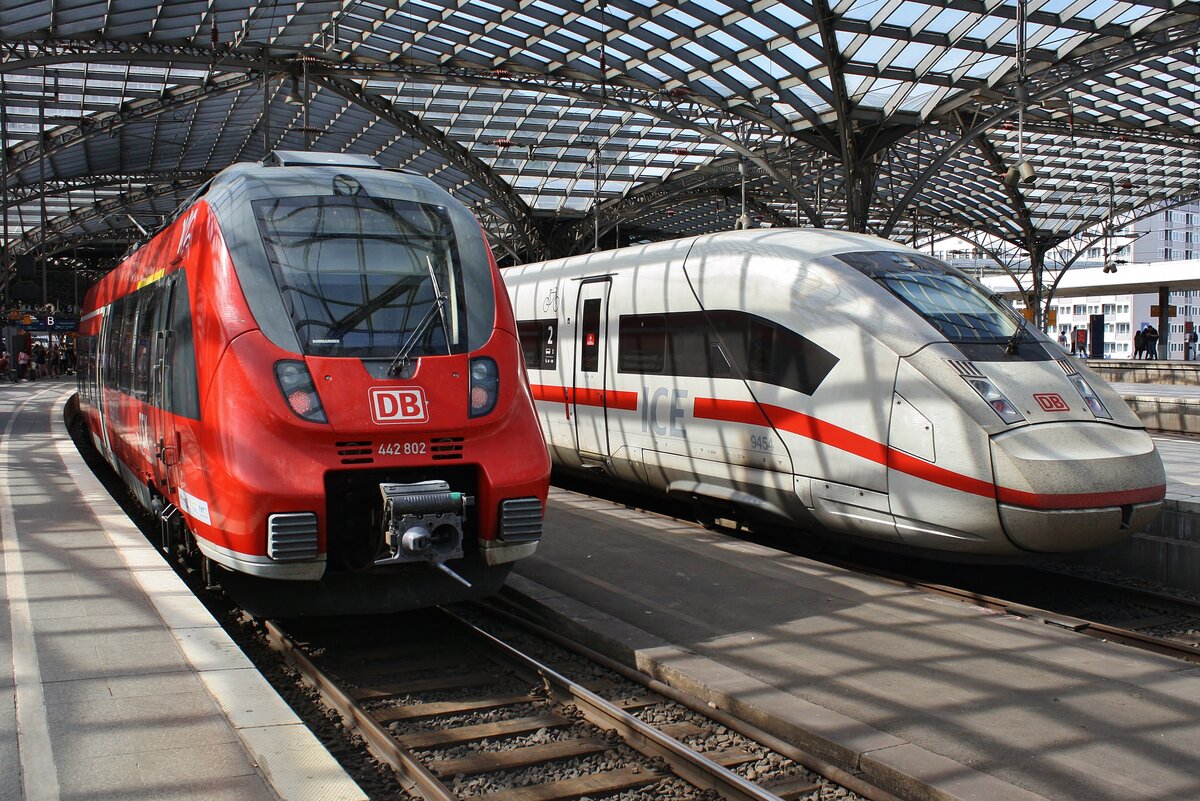 442 802-5 trifft am 19.06.2021 als RE9 (RE10922)  Rhein-Sieg-Express  von Siegen Hauptbahnhof nach Aachen Hauptbahnhof im Kölner Hauptbahnhof auf 412 054 (5812 054-5) als 	ICE518 von München Hauptbahnhof nach Dortmund Hauptbahnhof. 