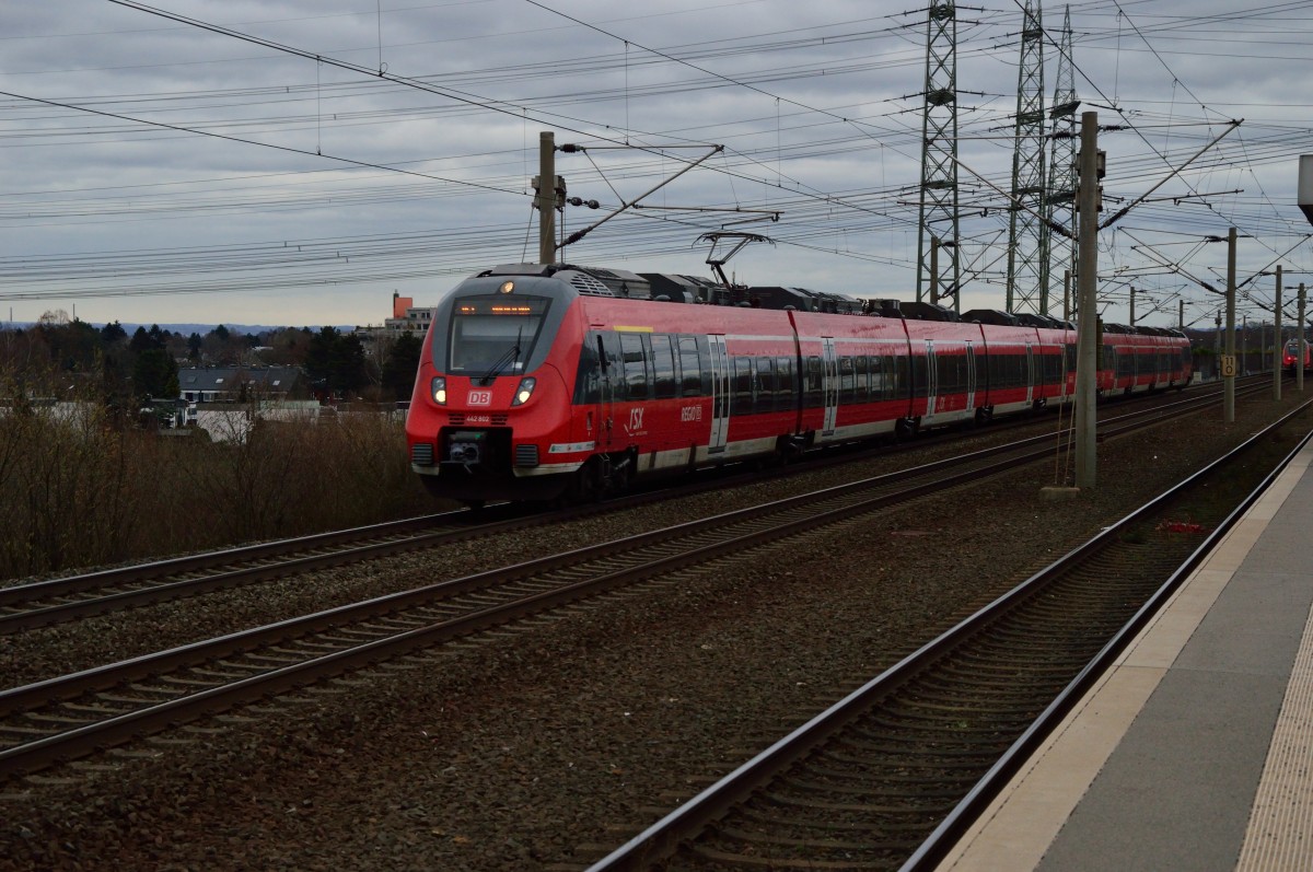 442 802 führt eine RSX von Siegen kommend bei Köln Weiden West nach Aachen Hbf fahrend vorbei. 8.2.2014