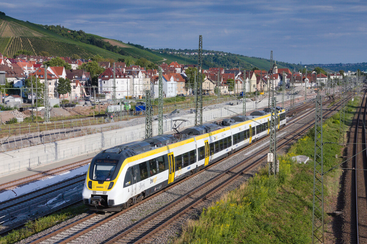 442 808 als RE12 tübingen-Stuttgart am 06.08.2022 am Eszetsteg in Stuttgart. 