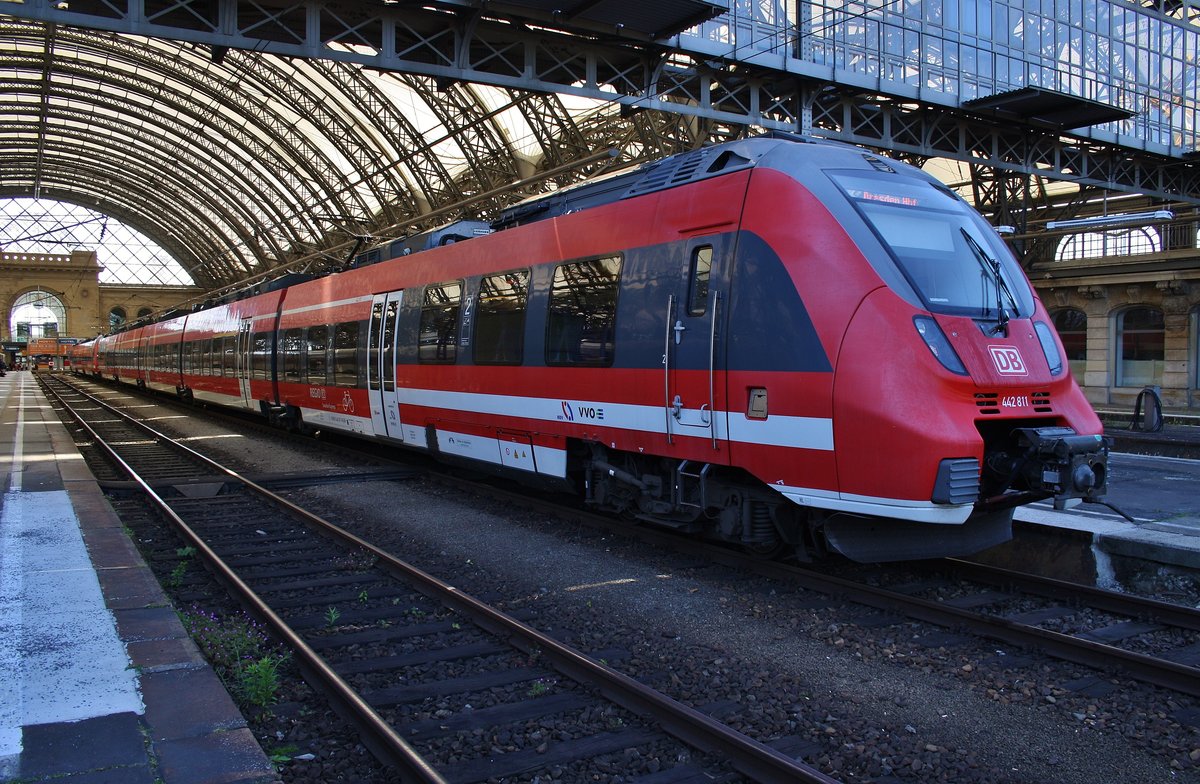 442 811-6 und 442 616-9 sind am 27.5.2017 als RE50 (RE16514)  Saxonia  von Dresden Hauptbahnhof nach Leipzig Hauptbahnhof unterwegs. Hier wartet das Gespann im Dresdener Hauptbahnhof auf die Abfahrt in Richtung Leipzig.