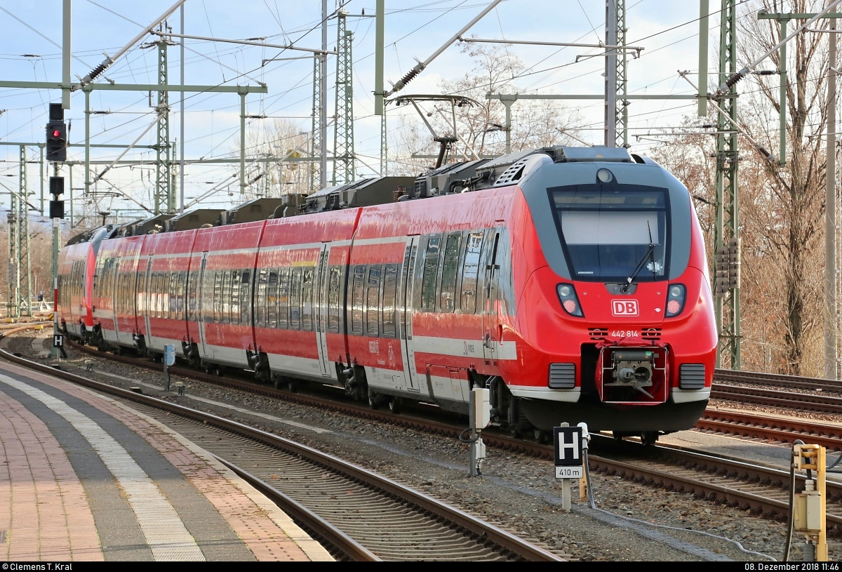 442 814 und 442 ??? (Bombardier Talent 2) von DB Regio Südost, mit dem Zugzielanzeiger  Fahrt ins Blaue  (hier nicht zu sehen), sind im östlichen Gleisvorfeld von Dresden Hbf abgestellt.
[8.12.2018 | 11:46 Uhr]