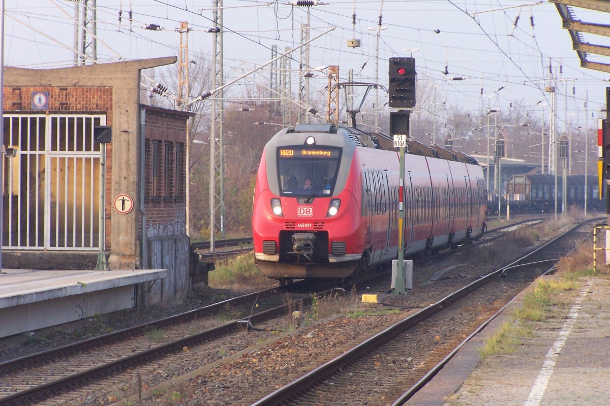 442 817 von Potsdam nach Oranienburg (RB20) fährt ein in den Bahnhof Hennigsdorf. Aufgenommen ebenda am 26.11.2014. Diese Linie benutzt zum großen Teil den westlichen Berliner Außenring und macht in Hennigsdorf Kopf. Verkehrt allerdings nur Mo-Fr, so daß man von hier aus für Wochenendausflüge nur über Umwege nach Potsdam, immerhin die Landeshauptstadt, gelangt.
