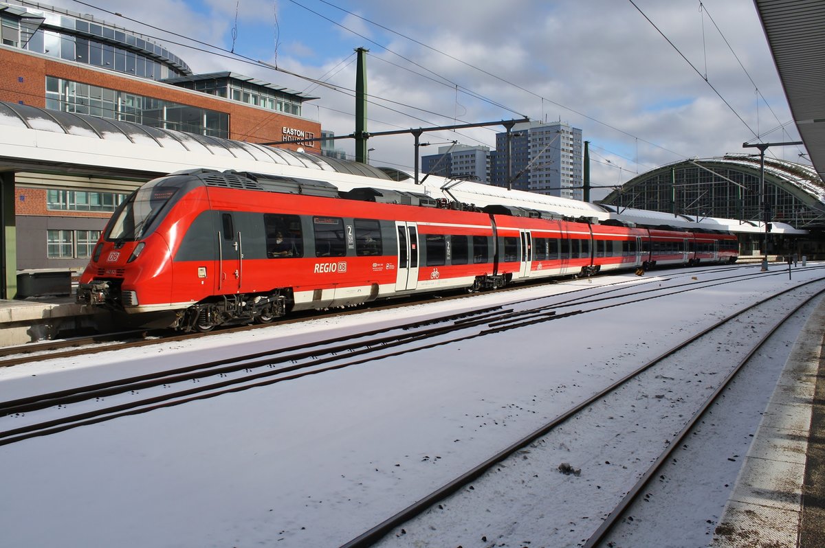 442 821-5 durchfährt am 13.02.2021 als RE7 (RE3717)  Airport-Express  von Wünsdorf-Waldstadt nach Dessau Hauptbahnhof den Berliner Ostbahnhof. 