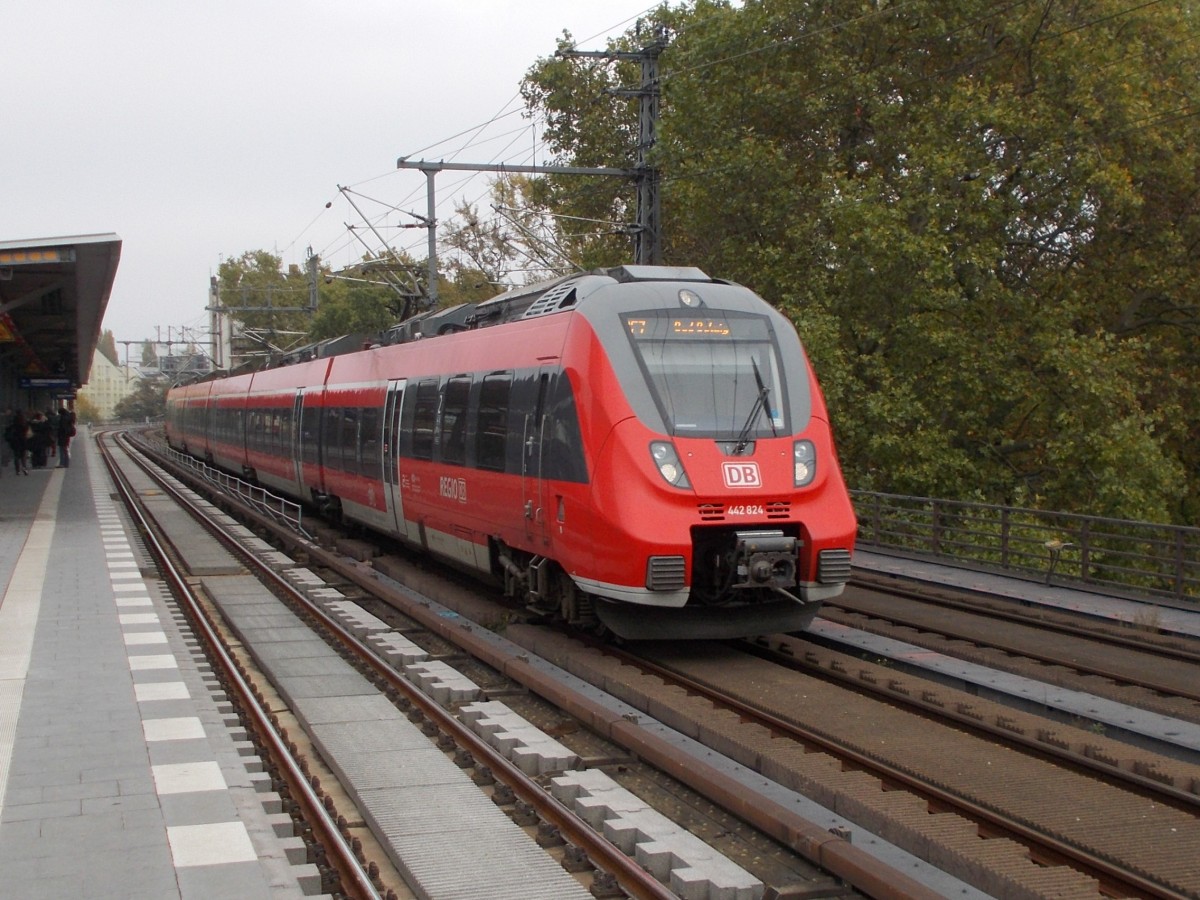 442 824 unterwegs auf der Stadtbahn an der S-Bahnstation Berlin Tiergarten am 25.Oktober 2014.