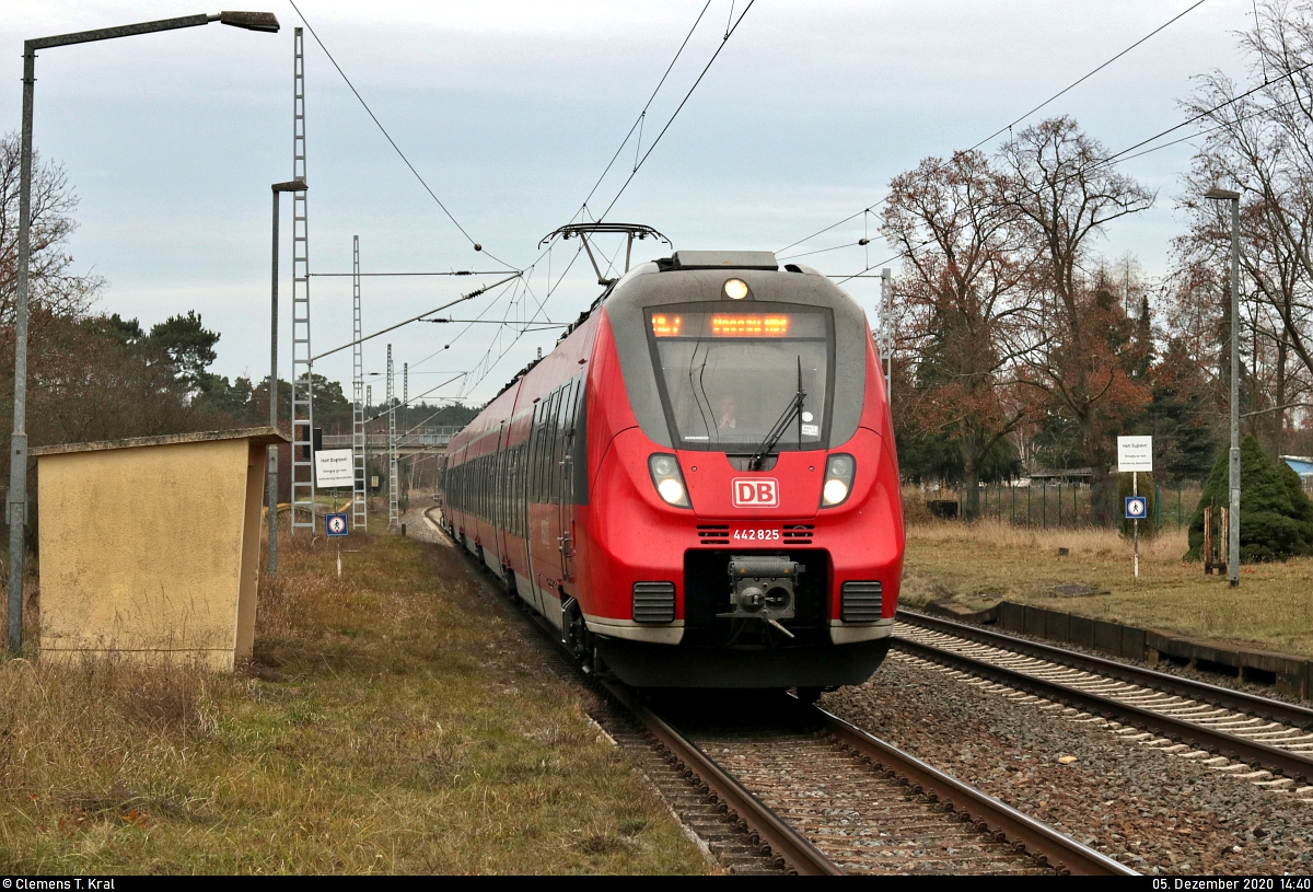 442 825 (Bombardier Talent 2) unterwegs im ehemaligen Hp Thießen.

🧰 DB Regio Nordost
🚝 RE 3717 (RE7) Wünsdorf-Waldstadt–Dessau Hbf
🚩 Bahnstrecke Wiesenburg–Roßlau (KBS 207)
🕓 5.12.2020 | 14:40 Uhr