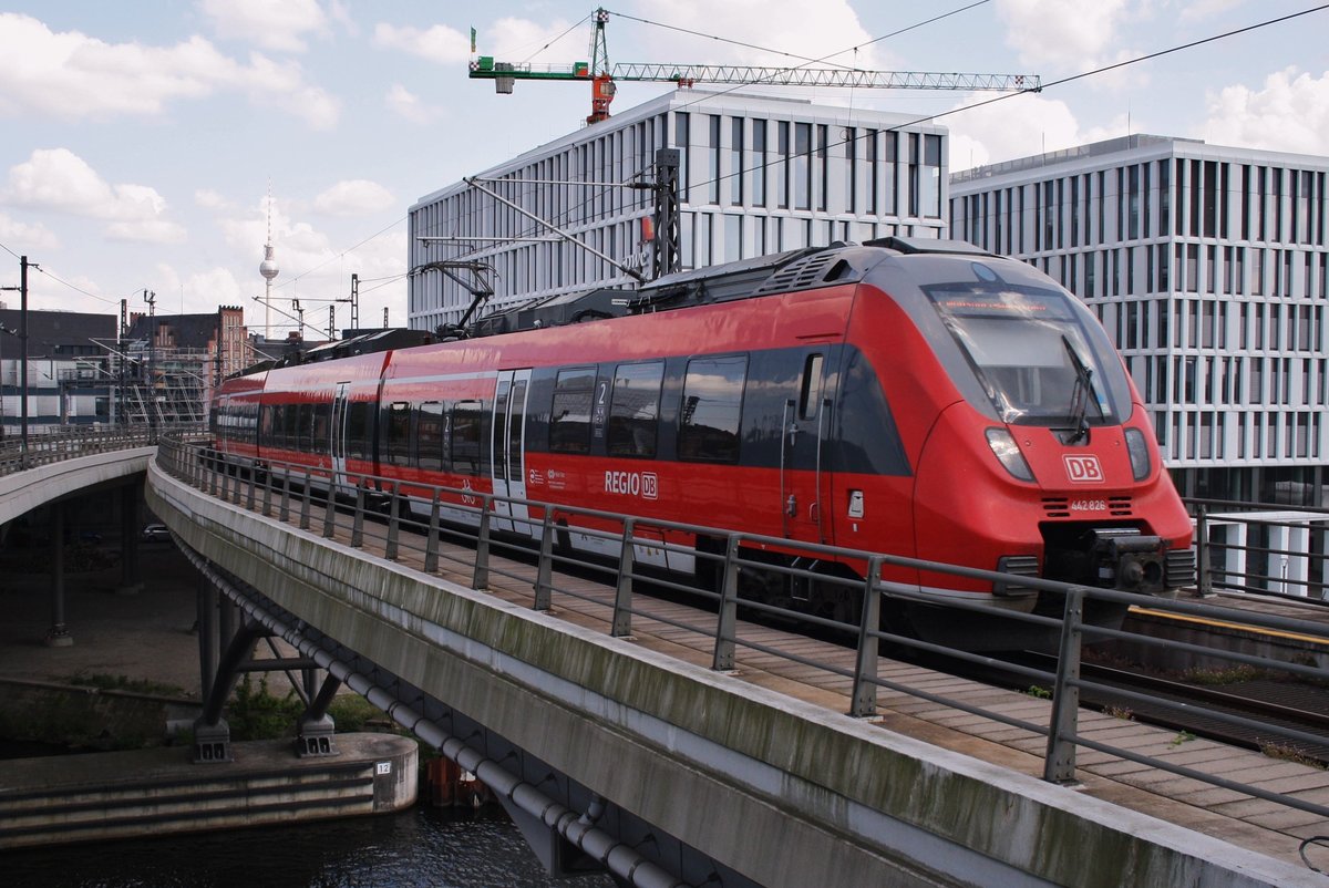 442 826-4 verlässt am 13.5.2016 als RE7 (RE18722)  Airport-Express  von Dessau Hauptbahnhof nach Wünsdorf-Waldstadt den Berliner Hauptbahnhof.