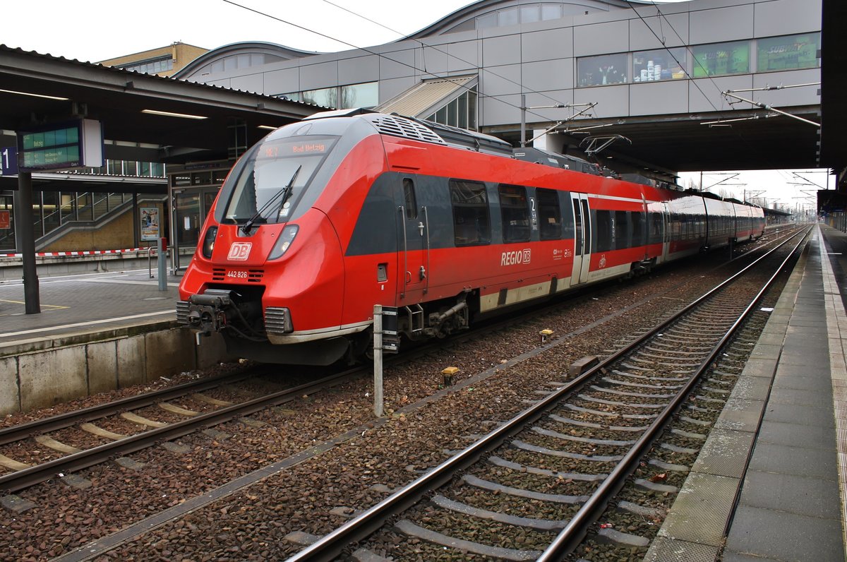 442 826-4 wartet am 11.3.2018 als RE7 (RE3711) von Potsdam Hauptbahnhof nach Bad Belzig im Hauptbahnhof der brandenburgischen Landeshauptstadt auf Abfahrt.