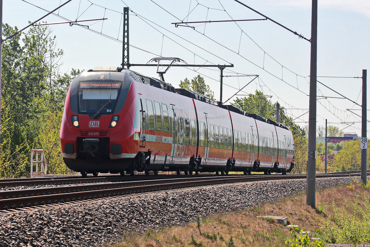 442 829 als RB 22 vom BER Terminal 1-2 nach Lübbenau (Spreewald) am 08. Mai 2022 gesehen in Kienberg, eine zu Waltersdorf gehörende Siedlung in der Gemeinde Schönefeld im Landkreis Dahme-Spreewald in Brandenburg.