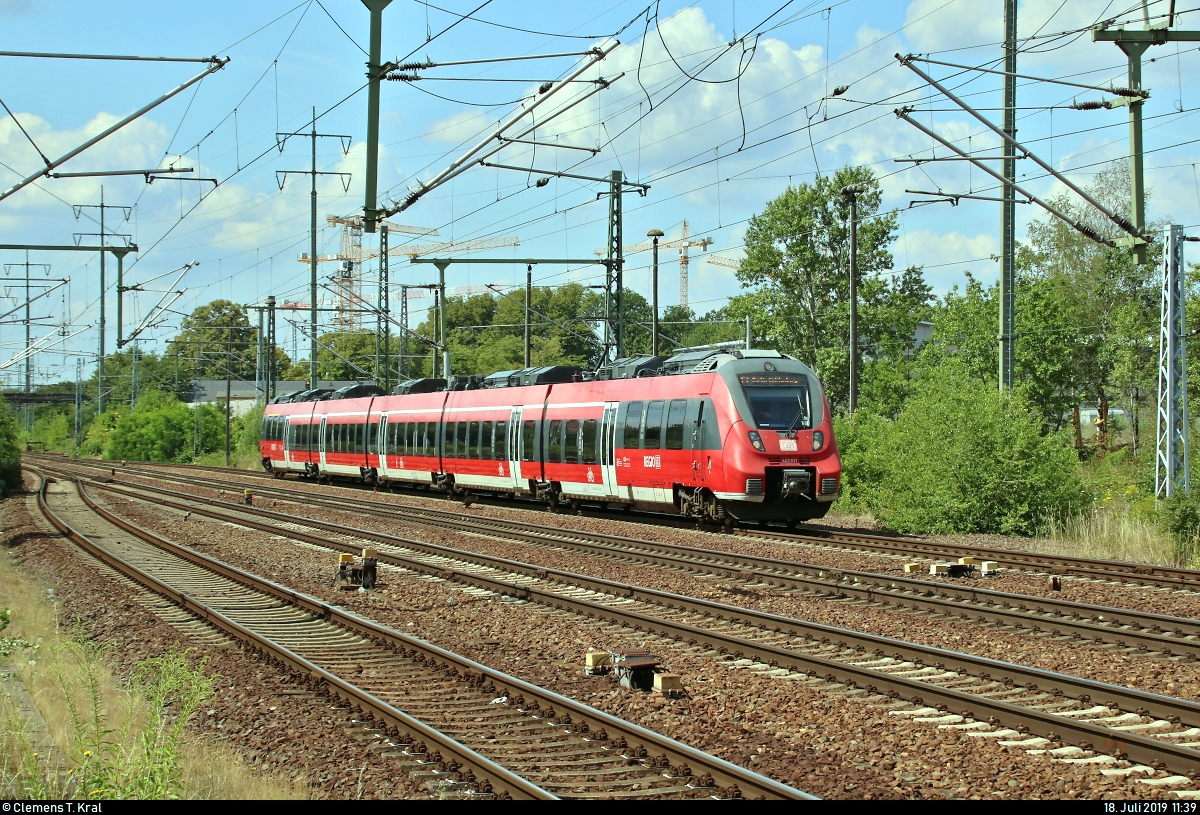 442 831 (Bombardier Talent 2) von DB Regio Nordost als RE 93715 (RE7) von Wünsdorf-Waldstadt nach Berlin-Lichtenberg erreicht den Bahnhof Berlin-Schönefeld Flughafen auf dem Berliner Außenring (BAR | 6126).
Aufgenommen am Ende des Bahnsteigs 3/5.
[18.7.2019 | 11:39 Uhr]