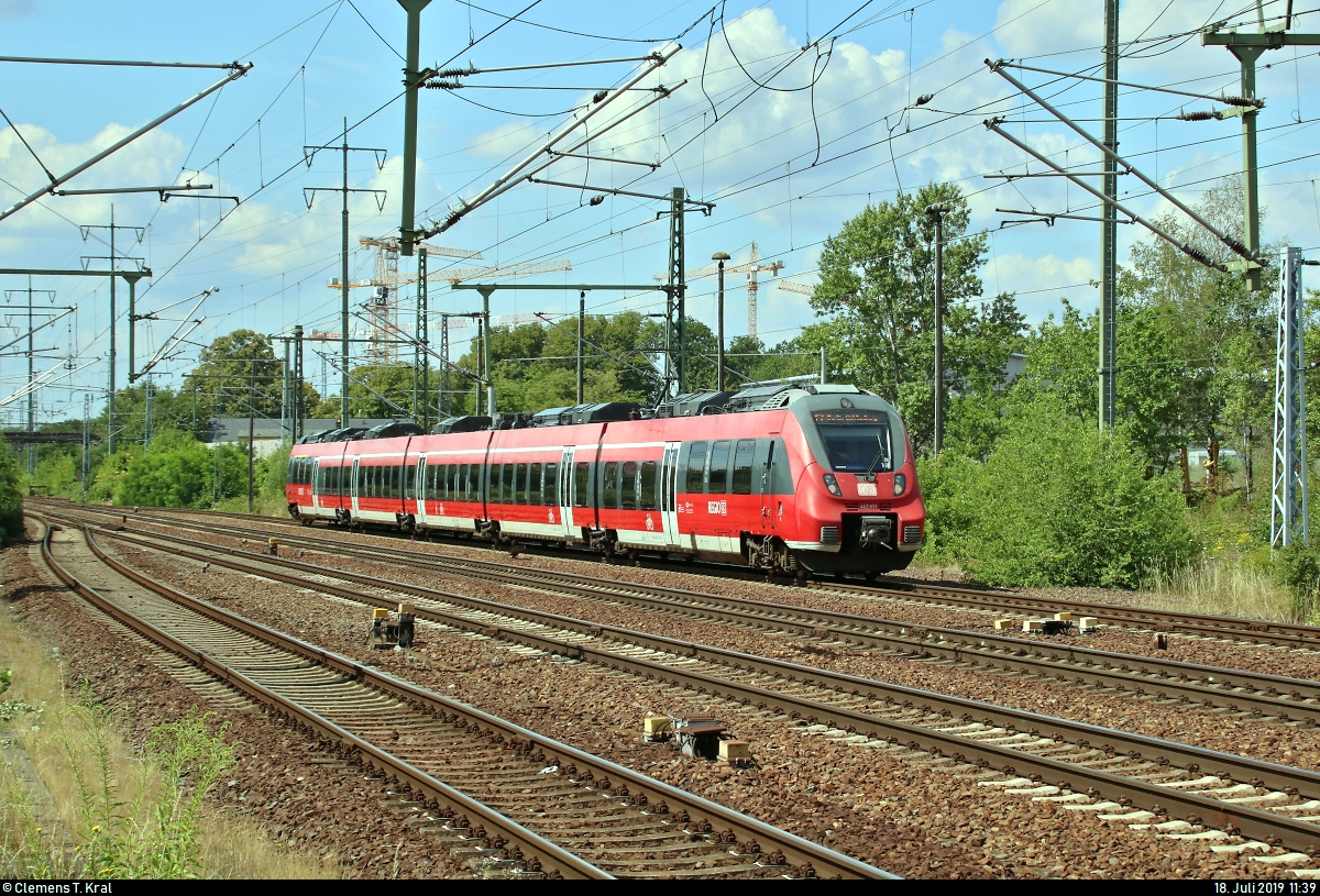 442 831 (Bombardier Talent 2) von DB Regio Nordost als RE 93715 (RE7) von Wünsdorf-Waldstadt nach Berlin-Lichtenberg erreicht den Bahnhof Berlin-Schönefeld Flughafen auf dem Berliner Außenring (BAR | 6126).
Aufgenommen am Ende des Bahnsteigs 3/5.
[18.7.2019 | 11:39 Uhr]