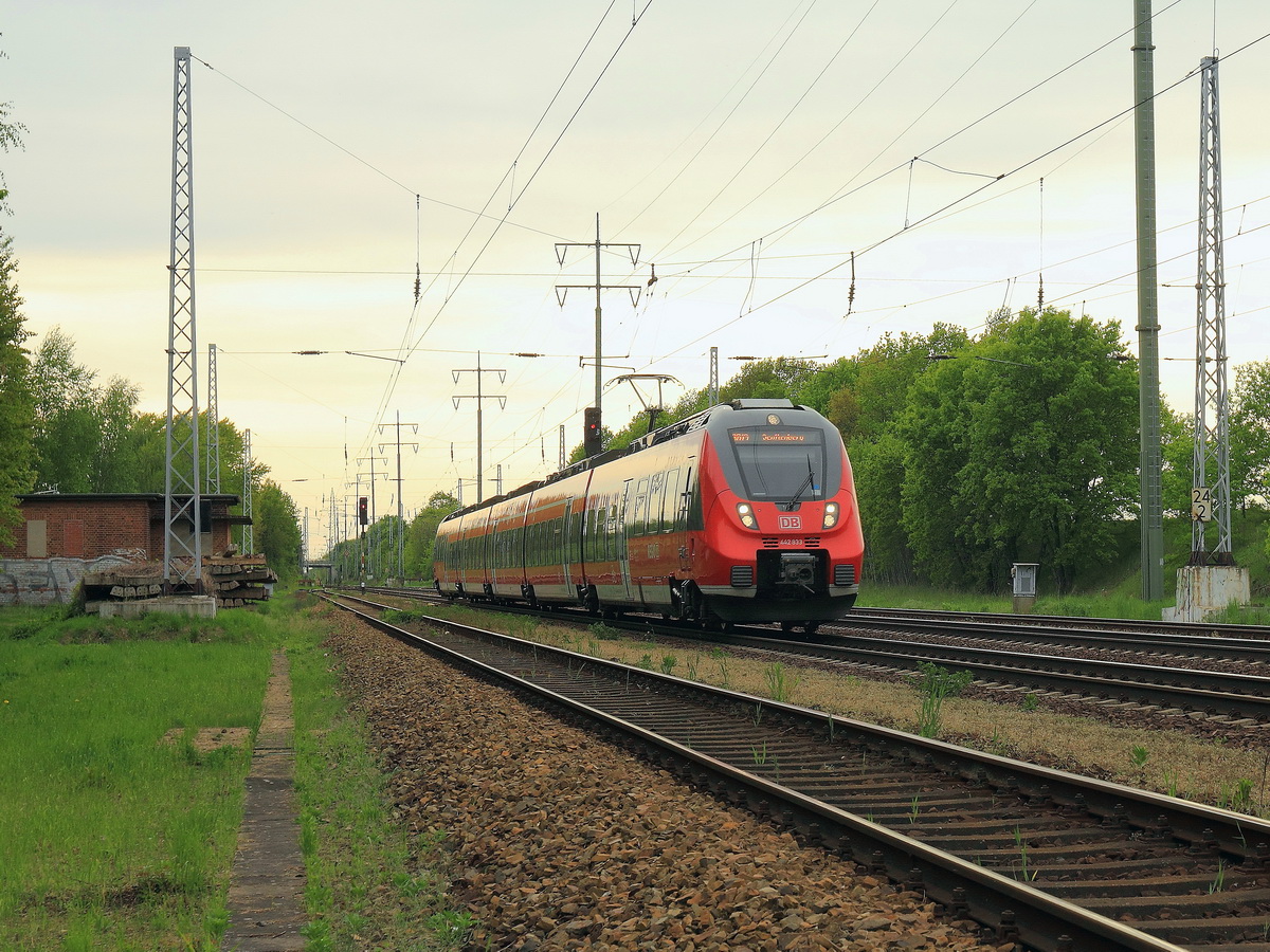 442 833-0 als RB 19 in Richtung Senftenberg am 11. Mai 2015 auf dem südlichen Berliner Außenring bei Diedersdorf in Brandenburg. Gruß an den Tf.