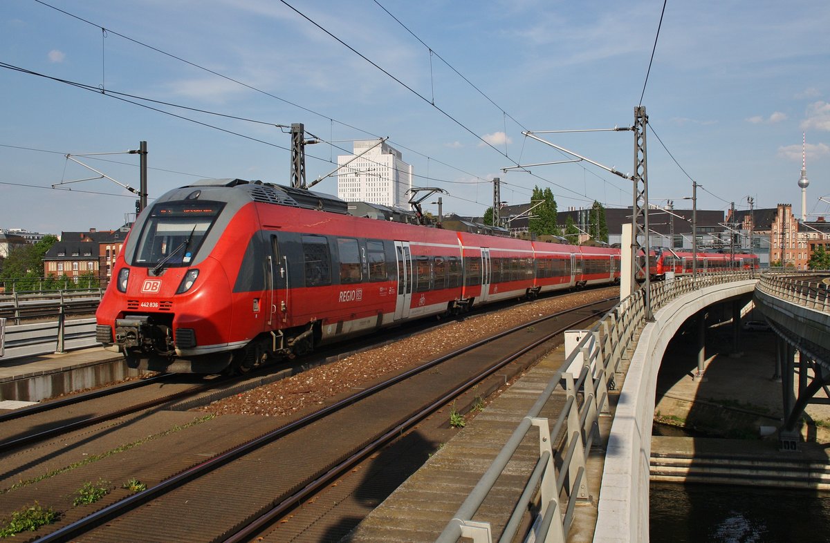 442 836-3 erreicht zusammen mit 442 139-2 als RE7 (RE3725)  Airport-Express  von Berlin Schönefeld Flughafen nach Dessau Hauptbahnhof den Berliner Hauptbahnhof. 