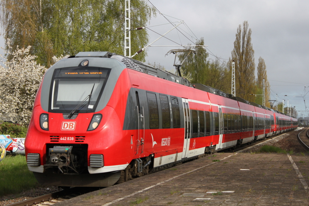 442 838-9 als Sonderzug 13292 von Warnemnde nach Berlin-Ostbahnhof bei der Durchfahrt im Haltepunkt Rostock-Holbeinplatz.04.05.2016 