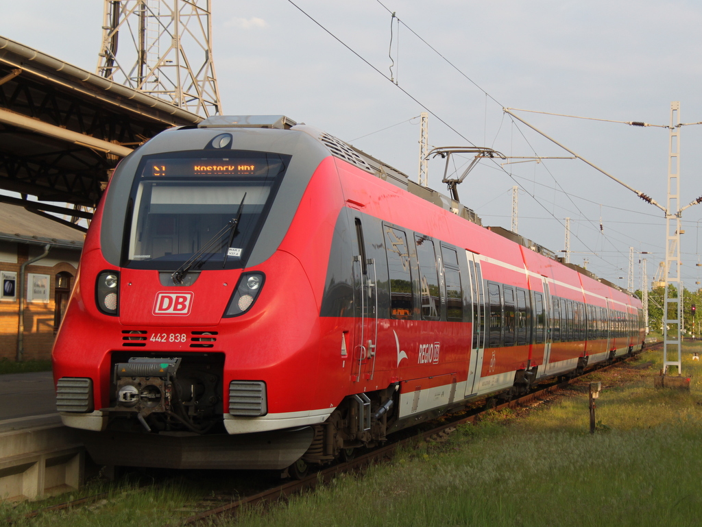 442 838-9 stand am 22.05.2015 als S1(Warnemnde-Rostock)im Bahnhof Warnemnde.