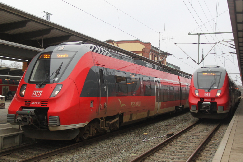 442 839-7 stand als RE 9(RE13009)von Rostock Hbf nach Sassnitz im Rostocker Hbf bereit.01.01.2015