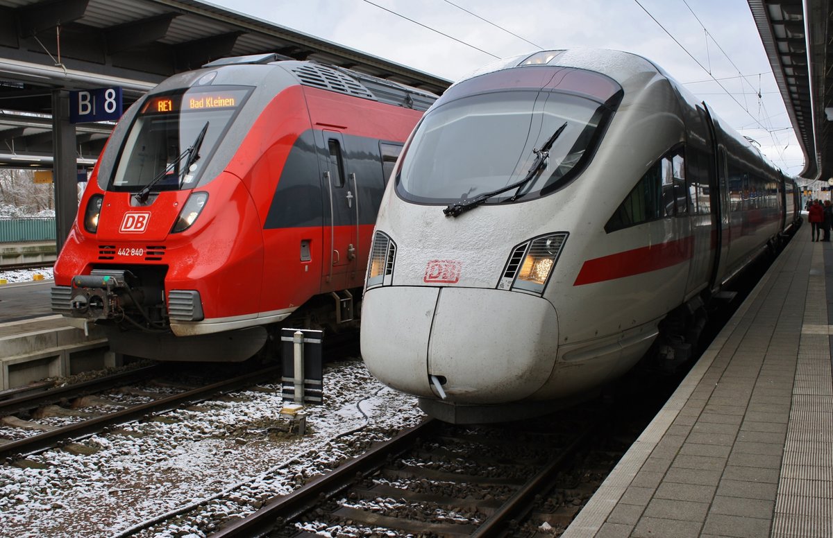 442 840-5 trifft am 3.2.2018 als RE1 (RE13984) nach Bad Kleinen im Rostocker Hauptbahnhof auf 411 508-5  Berlin  als ICE1511 nach München Hauptbahnhof.