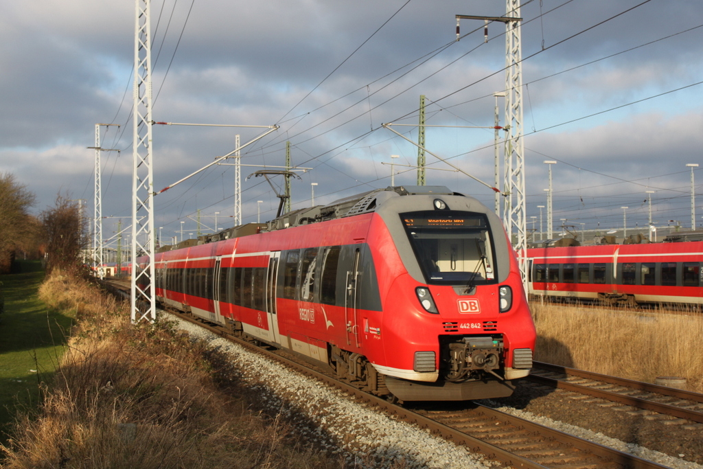 442 842 als RE 1 Ersatzzug(RE 13987)von Bad Kleinen nach Rostock Hbf bei der Einfahrt im Rostocker Hbf.13.01.2018,geplant war eigentlich während der Sperrung vom 08.01.2018-14.04.2018 mit 2x Talent 2 zu fahren.