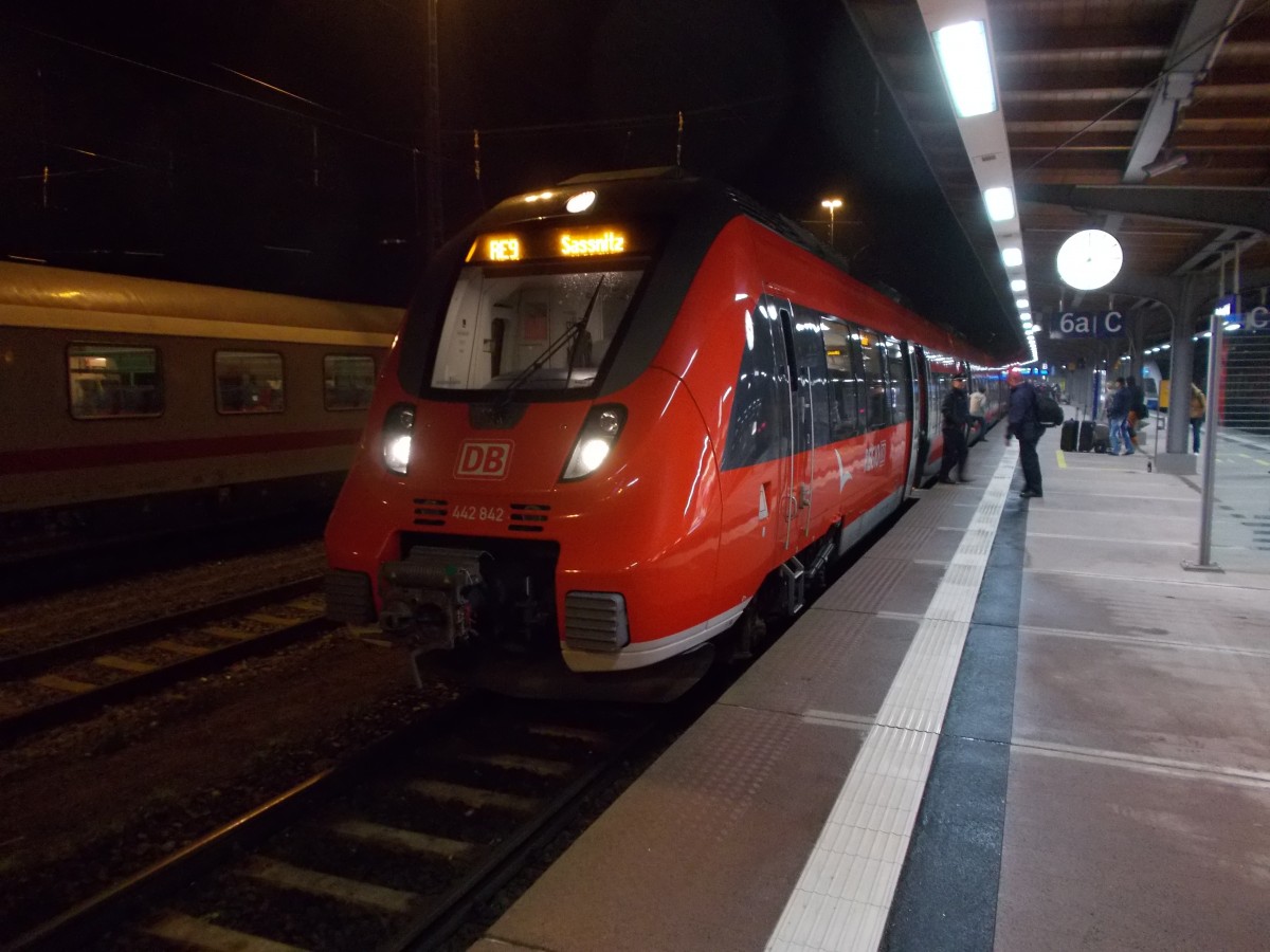442 842 brachte mich nach einer Berlintour,am 25.Oktober 2014,von Stralsund nach Hause.Aufnahme im Stralsunder Hbf.