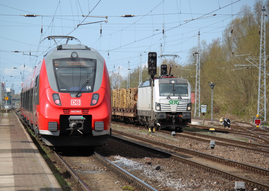 442 843-9 als S1 von Rostock Hbf nach Warnemnde bei der Ausfahrt im Haltepunkt Rostock-Bramow neben an stand die SETG-Vectron 193 831-5 Aufgenommen am 17.04.2015 