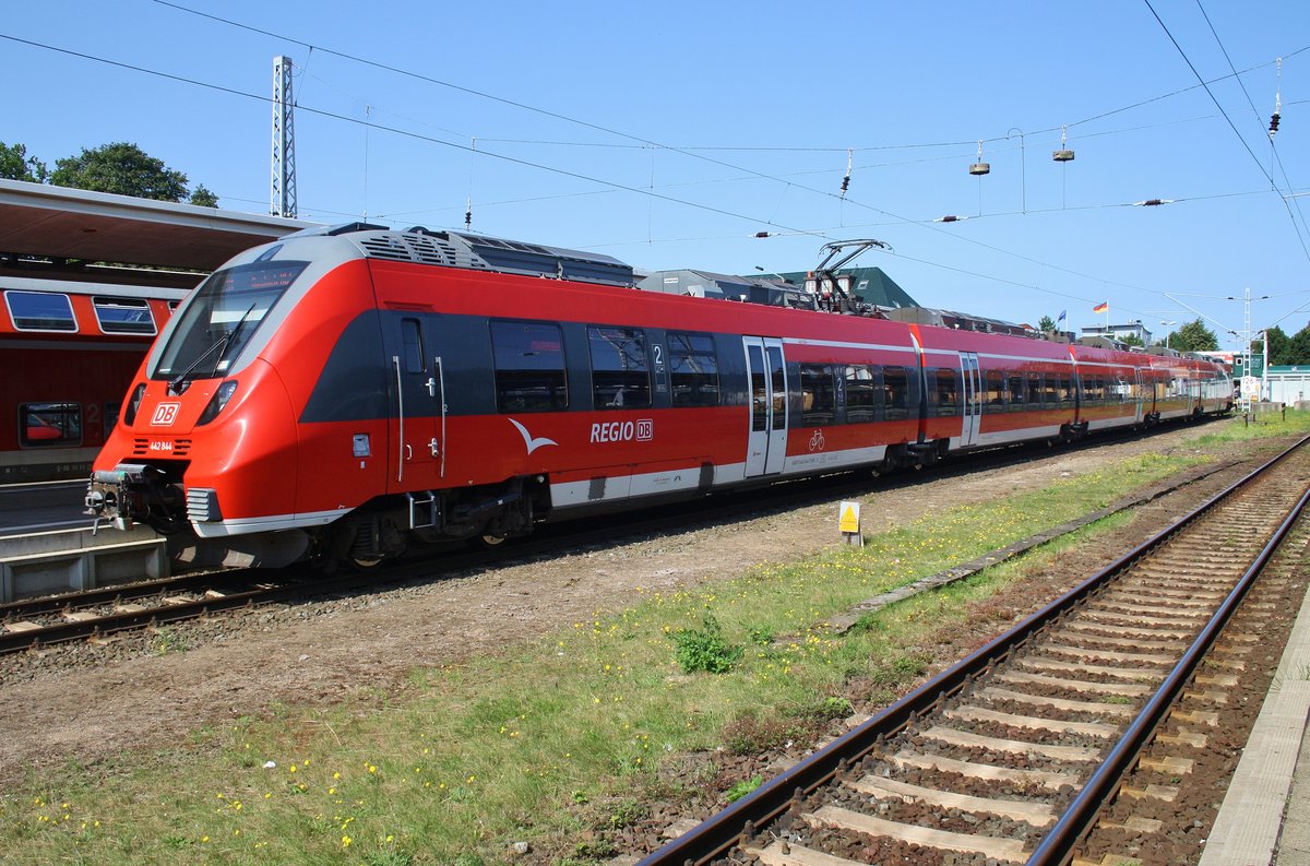442 844-7 wartet am 27.8.2016 als S1 von Warnemünde nach Rostock Hauptbahnhof auf Abfahrt.