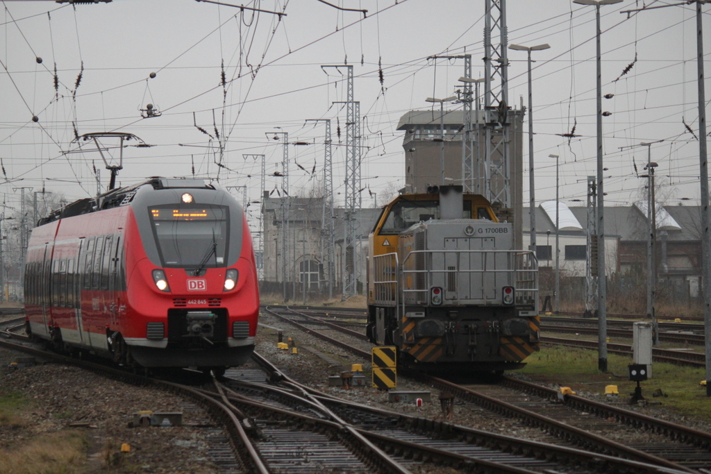 442 845-4 als S1 von Rostock Hbf nach Warnemnde bei der Bereitstellung im Rostocker Hbf neben an stand 277 031-1 der Firma Schweerbau GmbH abgestellt Grund Wintereinsatzreserve.30.01.2015