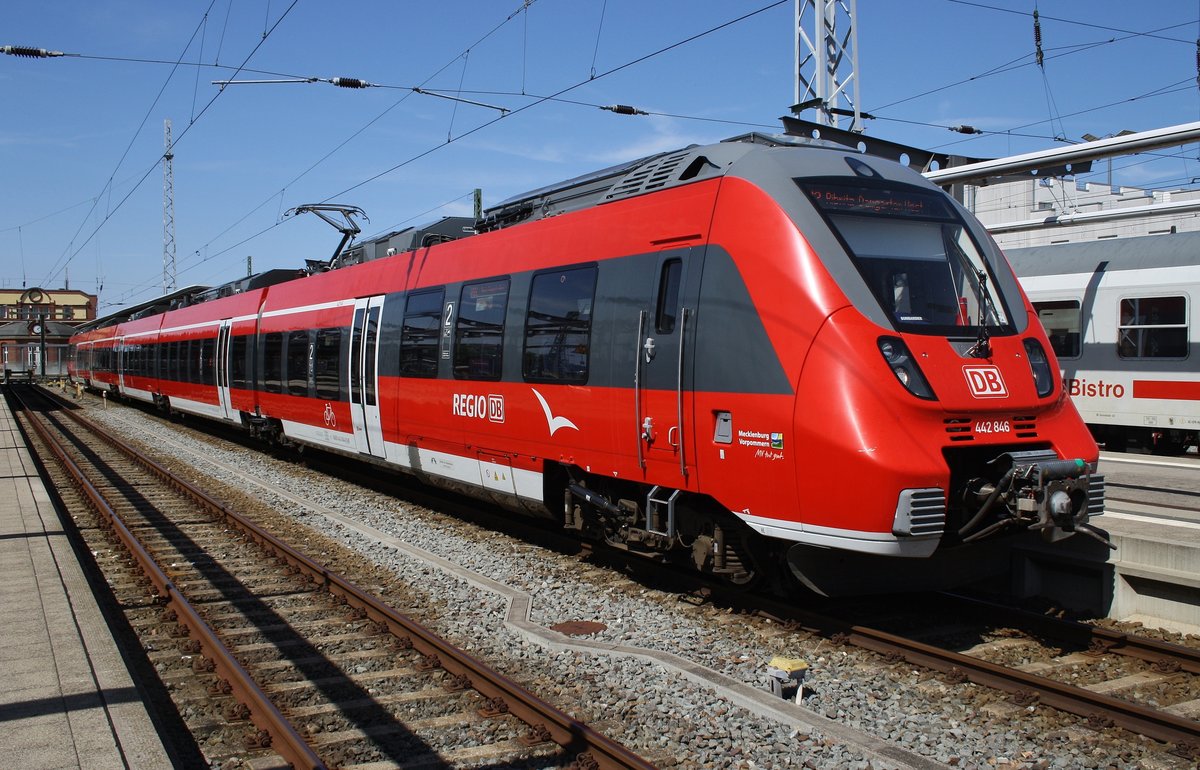 442 846-2 wartet am 22.7.2016 als RB12 (RB13265) von Rostock Hauptbahnhof nach Ribnitz-Damgarten West im Startbahnhof auf Abfahrt.