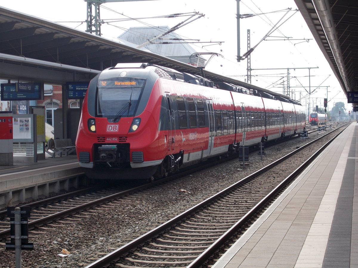 442 852 vor der Abfahrt nach Warnemünde,am 24.Juli 2016,im Rostocker Hbf.