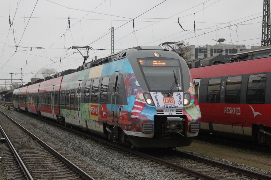 442 854-6 als S3 von Warnemünde-Werft nach Güstrow bei der Ausfahrt im Rostocker Hbf.06.12.2019 