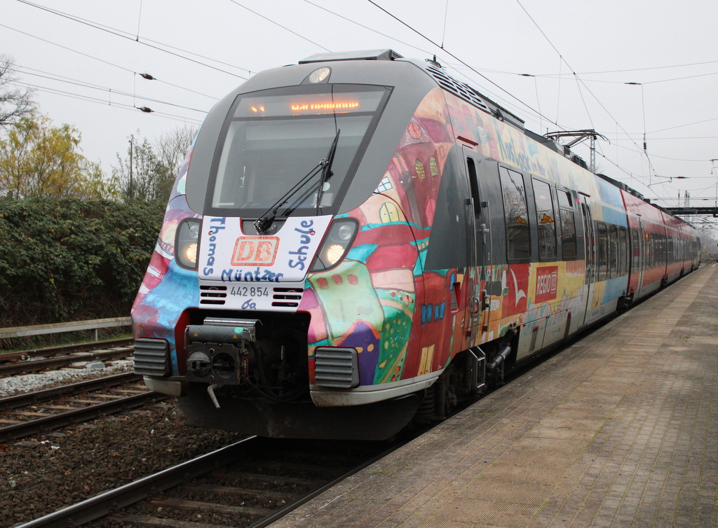 442 854-6 als S3(Güstrow-Warnemünde)kurz vor der Ausfahrt im Rostock-Bramow.11.12.2020