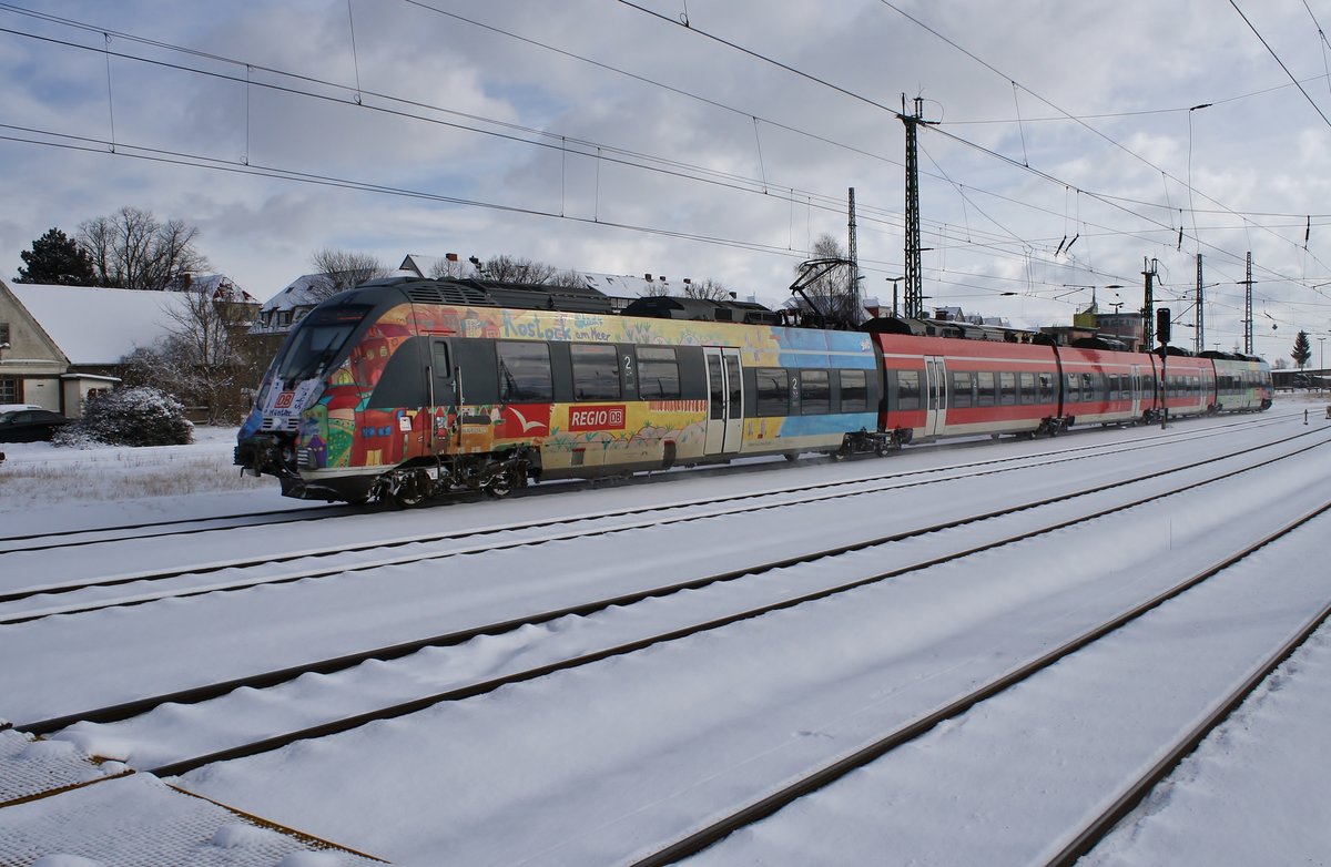 442 854-6 erreicht am 27.2.2018 als S3 von Güstrow nach Warnemünde den Rostocker Hauptbahnhof.