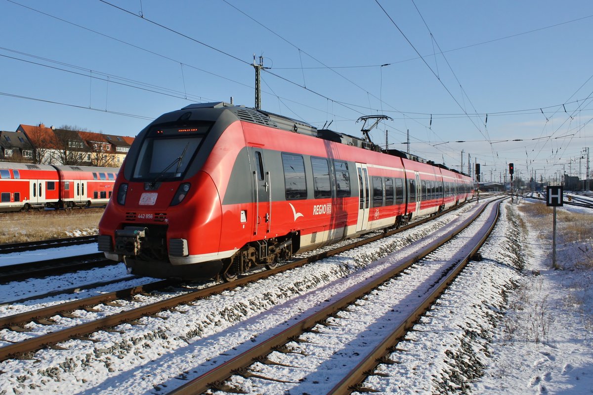 442 856-1 verlässt am 31.01.2021 als S3 (S 33915) von Warnemünde nach Güstrow den Rostocker Hauptbahnhof.