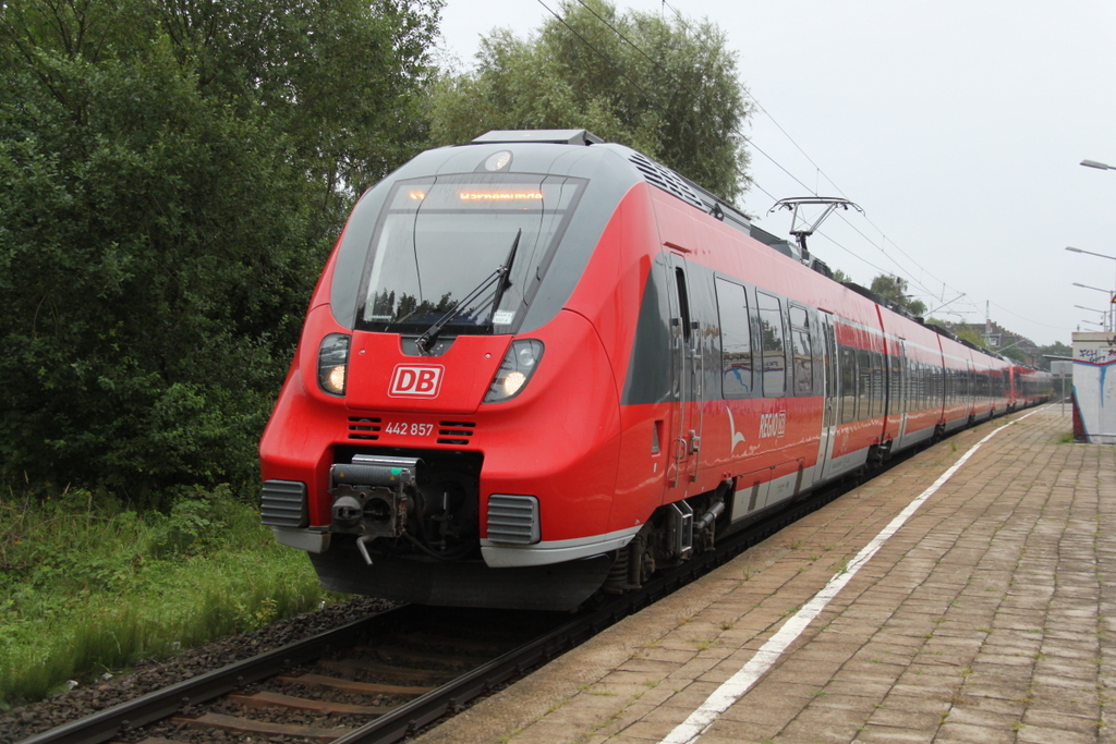 442 857+442 840 als S1(Rostock-Warnemünde)kurz vor der Ausfahrt im Haltepunkt Rostock-Holbeinplatz.12.08.2016