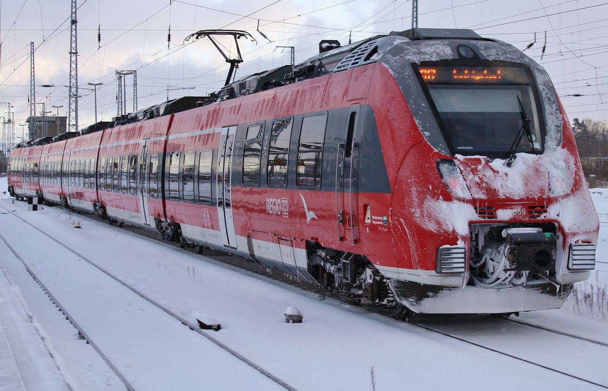 442 859-5 fährt am 10.02.2021 als RB17 (RB13169) nach Ludwigslust aus dem Rostocker Hauptbahnhof aus.