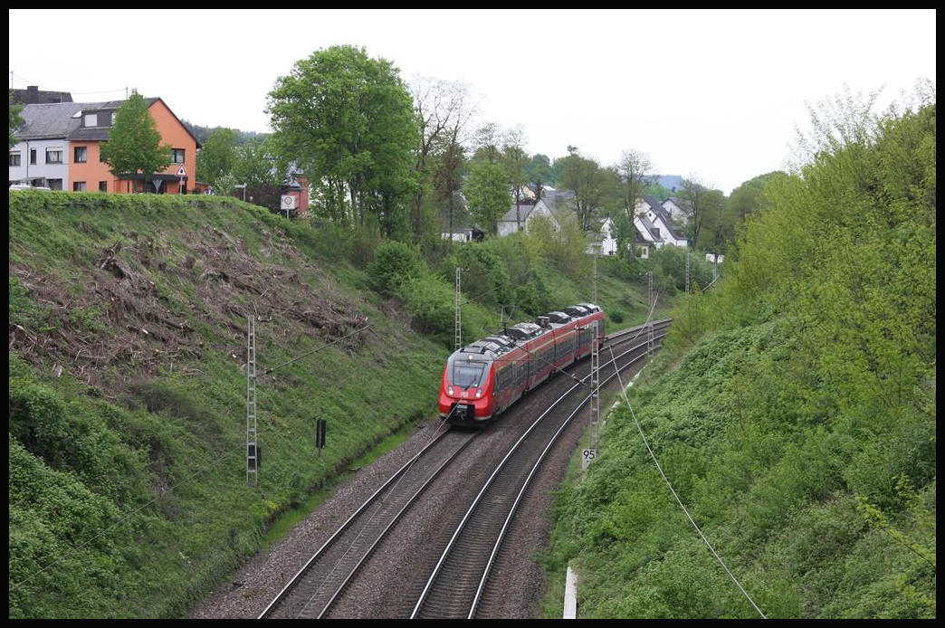 442206 nach Trier durchfährt hier den Einschnitt bei Föhren.