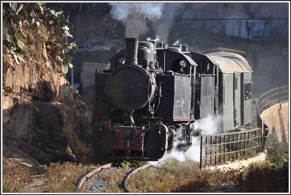 442.55 und 442.59 verlassen mit einem GmP den Bahnhof Arbaroba Richtung Asmara. (10.12.2014)