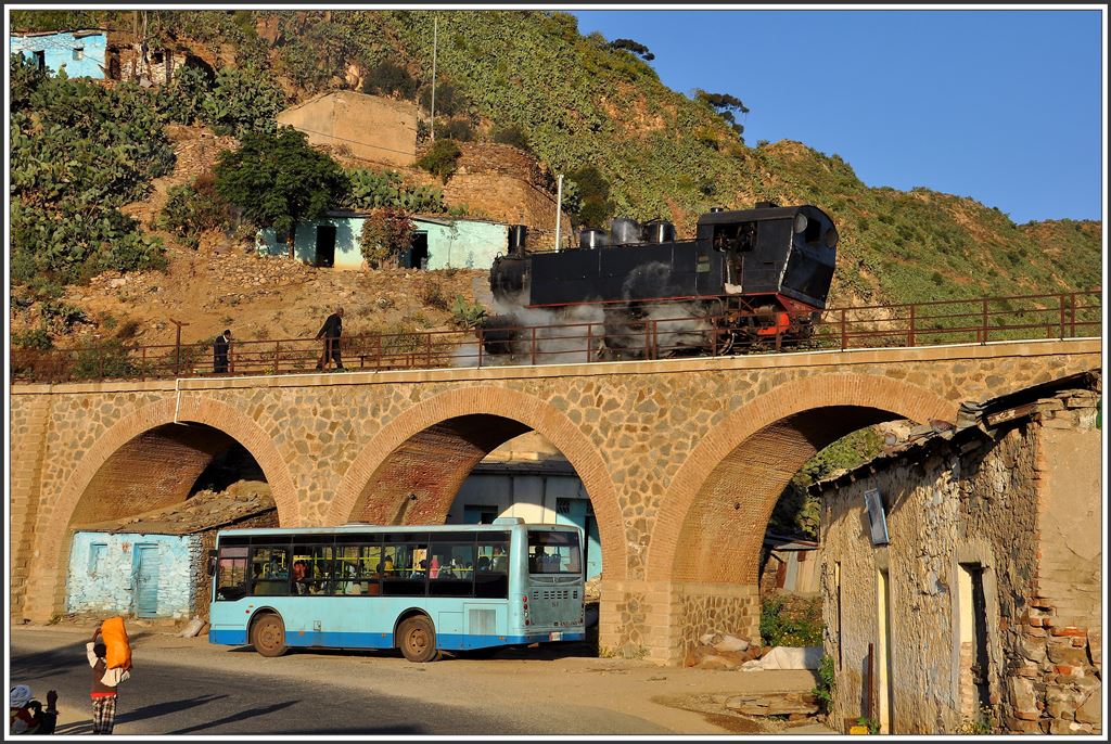 442.55 beim Rangieren auf dem Viadukt von Arbaroba. Der Bus stellt die Verbindung zur Hauptstadt Asmara her. Was eher ungewöhnlich ist, der Bus wurde von einer jungen Frau gelenkt, die obendrein noch perfekt englisch sprach. (10.12.2014)