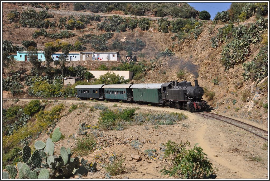 442.55 fährt mit ihrem Personenzug in Shegerini ein. Unterhalb der Strasse im Hintergrund ist die obere Ebene der Bahn zu sehen. (10.12.2014)