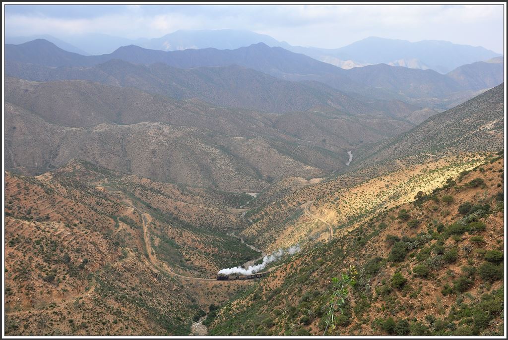 442.55 mit einem Güterzug auf Bergfahrt zwischen Nefasit und Lessa. Für diese Fahrt habe ich den Bus vorgezogen, um die atemberaubende Aussicht aus höherer Warte zu geniessen. (08.12.2014)