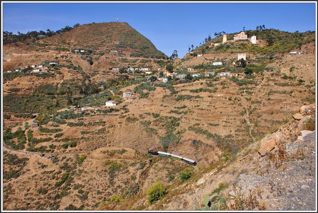 442.55 mit Personenzug unterhalb von Shegerini mit dem Kloster und drei Ebenen. (10.12.2014)