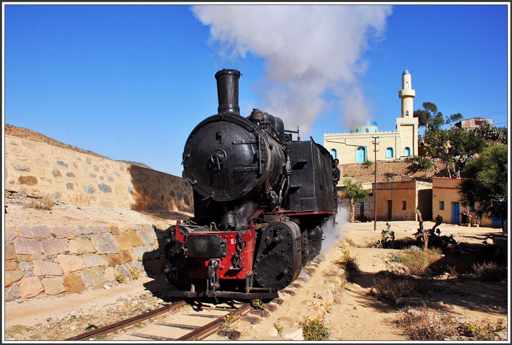 442.55 rattert mit Volldampf an der Nefasiter Moschee vorbei. (06.012.2014)