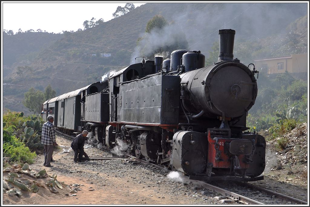 442.59 und 442.55 mit dem vereinten GmP kurz vor Abfahrt in Shegerini auf 2245m ü/M. (10.12.2014)