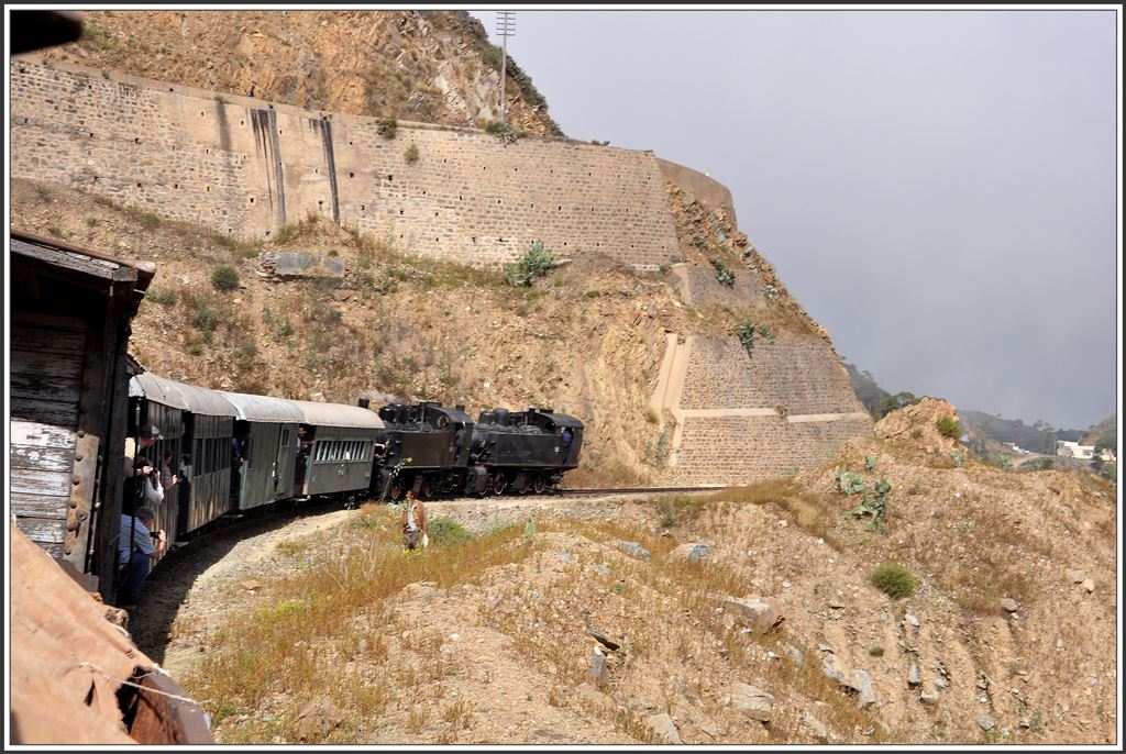 442.59 und 442.55 mit einem GmP im Gefälle oberhalb Shegerini und unterhalb der Hauptstrasse zwischen der Hauptstadt Asmara auf 2350m und der Hafenstadt Massawa am roten Meer. (04.12.2014)