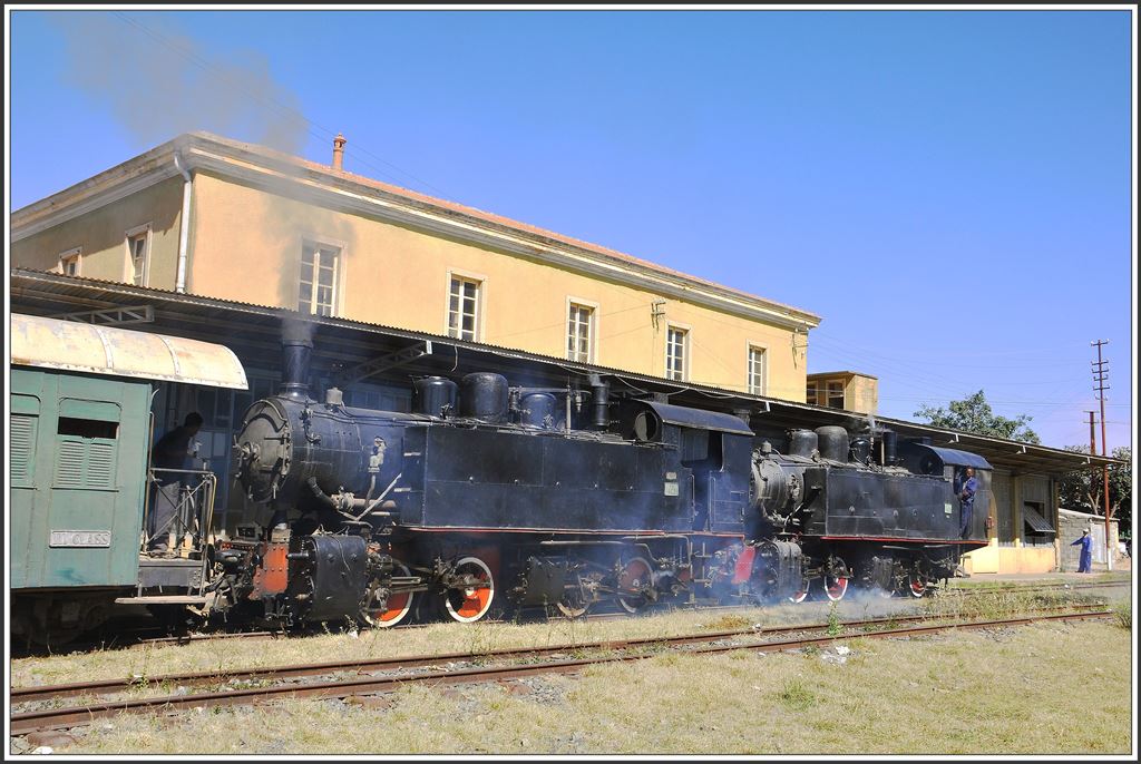 442.59 und 442.55 übernehemen gemeinsam den Personenzug für die Fahrt nach Shegerini und zurück. Asmara. (04.12.2014)