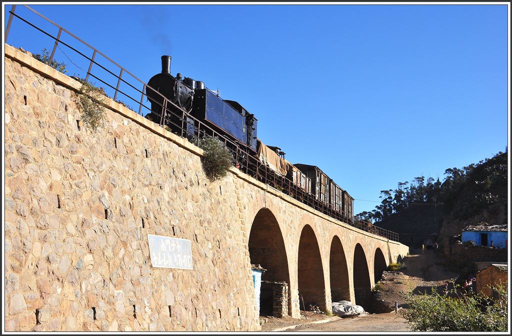 442.59 Italienische Mallet mit Güterzug in Arbaroba. (05.12.2014)