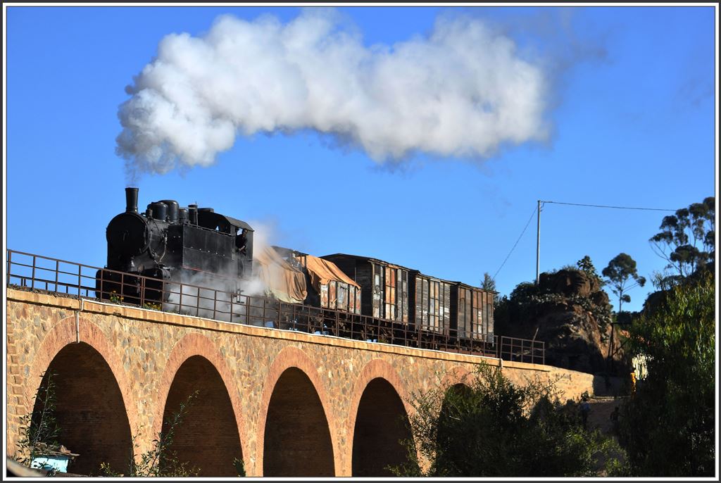442.59 Italienische Mallet mit Güterzug in Arbaroba. (05.12.2014)