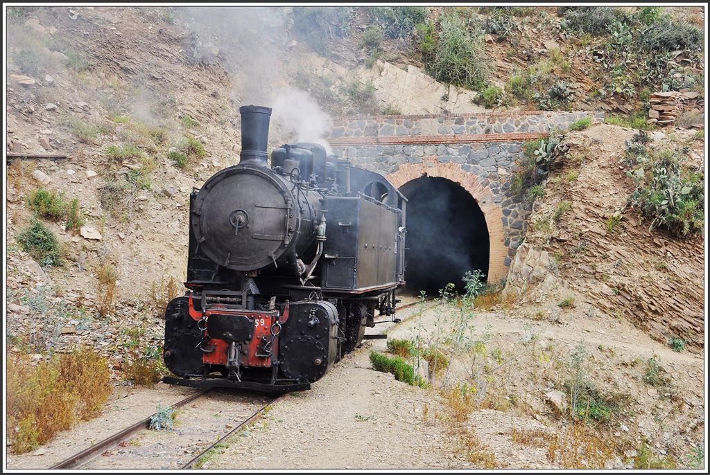442.59 kehrt alleine zurück zum abgehängten Zug auf offener Strecke oberhalb Arbarobas. (04.12.2014)