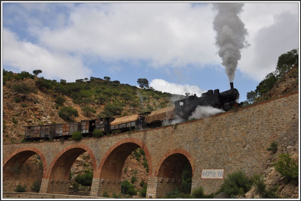 442.59 stampft über eine der vielen Brücken. (05.12.2014)