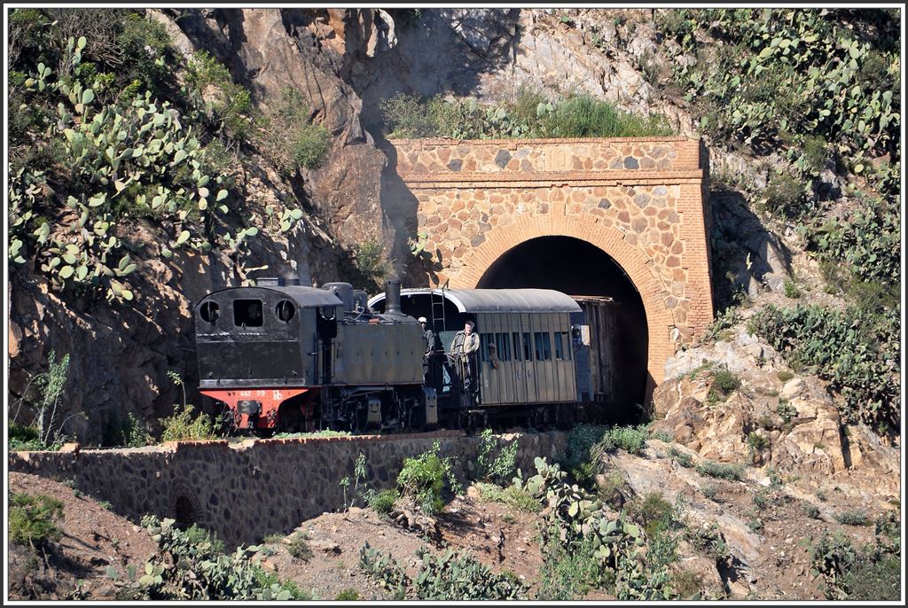 442.59 verlässt mit ihrem GmP swn Tunnel 19 zwischen Arbaroba und Lessa. (05.12.2014)